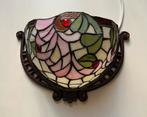 Tiffany wandlamp, warme kleuren rood, geel en groen z.g.a.n., Ophalen, Zo goed als nieuw, Glas, Minder dan 50 cm