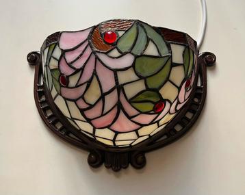 Tiffany wandlamp, warme kleuren rood, geel en groen z.g.a.n. beschikbaar voor biedingen