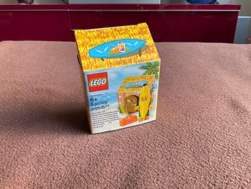 Lego Banana Man in strandhut met radio beschikbaar voor biedingen