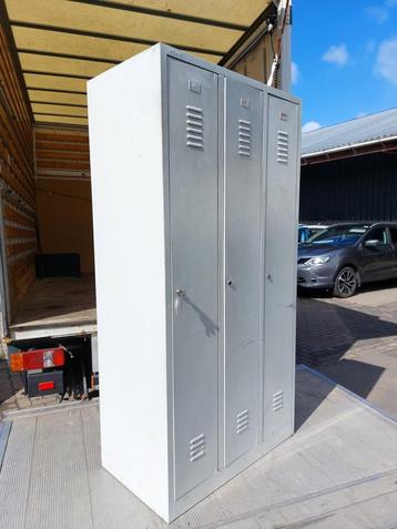 stalen lockerkasten beschikbaar voor biedingen