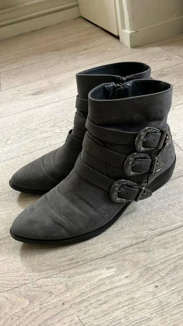 Dames schoenen laarsjes beschikbaar voor biedingen