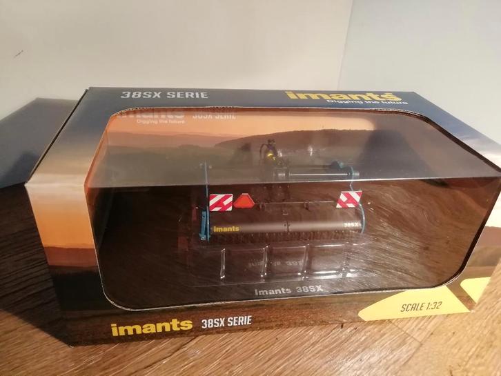 Te koop UH Imants 38X Spitmachine., Hobby en Vrije tijd, Modelauto's | 1:32, Nieuw, Tractor of Landbouw, Universal Hobbies, Ophalen of Verzenden
