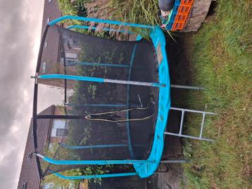 Grote trampoline beschikbaar voor biedingen