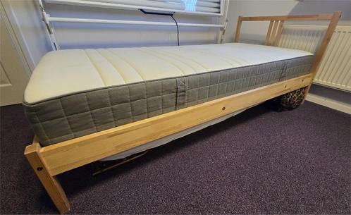 1-persoons bed incl. lattenbodem en matras, Huis en Inrichting, Slaapkamer | Bedden, Gebruikt, Eenpersoons, 90 cm, 200 cm, Hout
