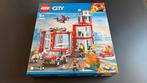 Lego City - 60215 - Brandweerkazerne, Kinderen en Baby's, Speelgoed | Duplo en Lego, Ophalen of Verzenden, Nieuw, Complete set