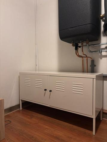 Metalen kast beschikbaar voor biedingen