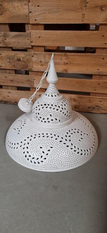 Witte ijzeren brocante bohemian lampenkap beschikbaar voor biedingen