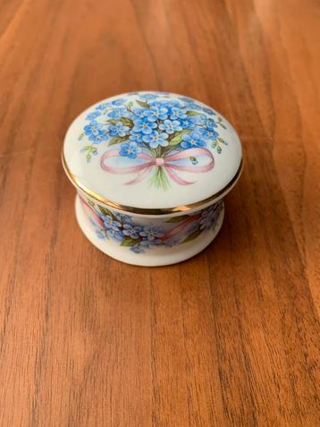 Staffordshire Fine Bone China snuisterijendoosje beschikbaar voor biedingen