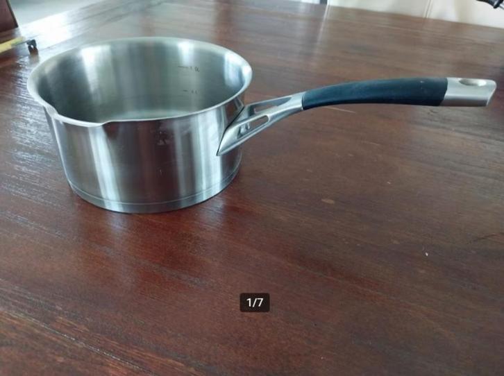 HEMA steelpan met schenktuit 17 cm doorsnede 9 cm hoog, Huis en Inrichting, Keuken | Potten en Pannen, Zo goed als nieuw, Overige typen