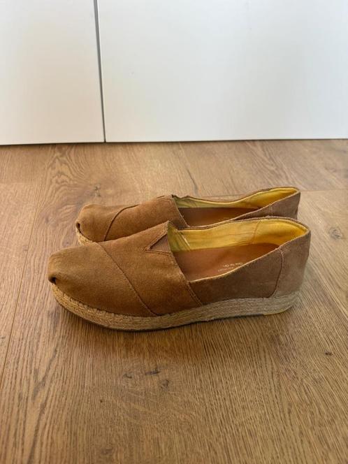 Suede Toms maat 38,5, Kleding | Dames, Schoenen, Zo goed als nieuw, Espadrilles of Moccasins, Bruin, Ophalen of Verzenden
