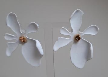 Witte bloemvormige oorbellen beschikbaar voor biedingen