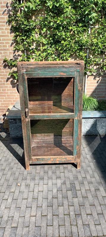 Vintage vitrinekast beschikbaar voor biedingen