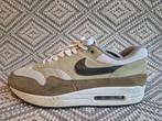 Nike Air Max 1 Medium Olive 45, Kleding | Heren, Schoenen, Overige kleuren, Nike, Ophalen of Verzenden, Sneakers of Gympen