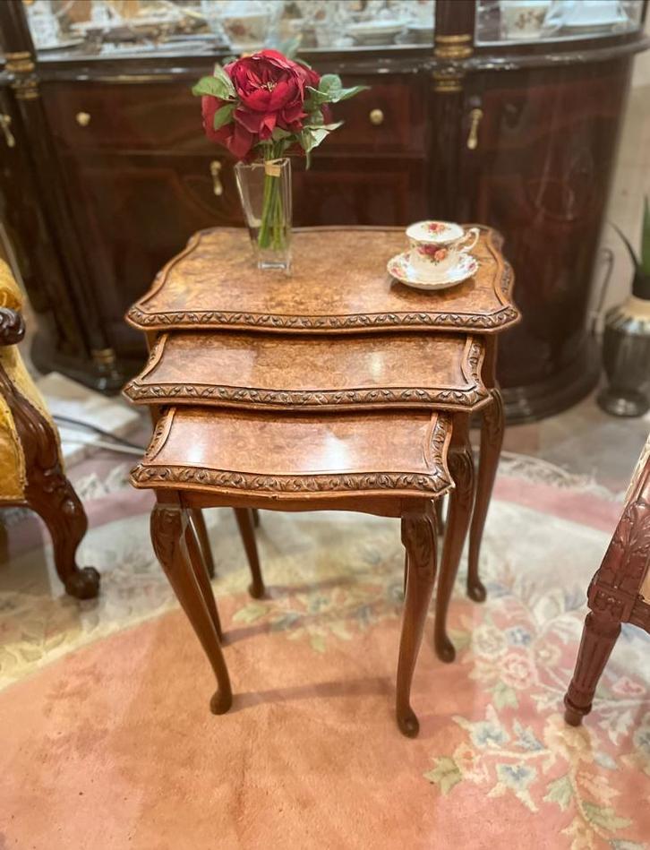 Gratis bezorging!Antiek Brocantewortelnoten nest van tafels, Huis en Inrichting, Tafels | Bijzettafels, Gebruikt, Rechthoekig