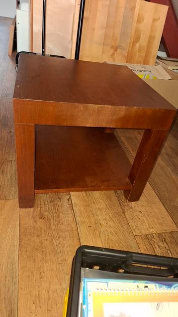 Kersenhouten bijzettafel beschikbaar voor biedingen