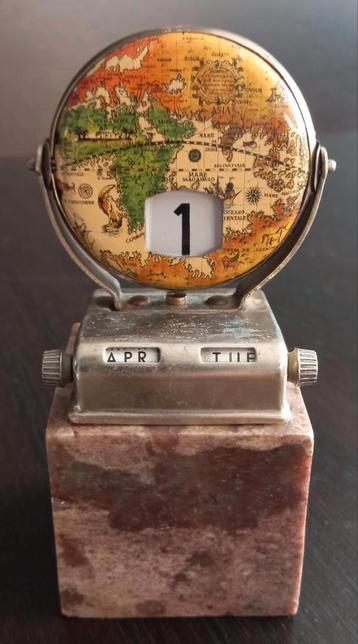 Antiek wereld KALENDER op mooie marmeren sokkel beschikbaar voor biedingen