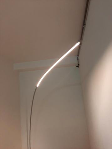 Grijze led vloerlamp  beschikbaar voor biedingen