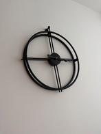 Moderne zwarte wandklok, Ophalen of Verzenden, Zo goed als nieuw, Analoog, Wandklok