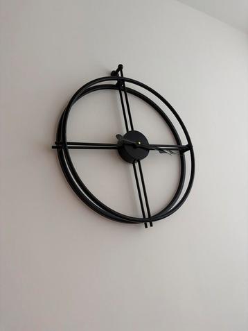 Moderne zwarte wandklok beschikbaar voor biedingen