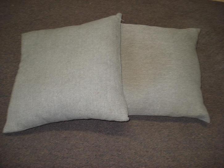 Kussens  2 stuks  nieuwstaat  55 x 55 cm   , samen 10,00, Huis en Inrichting, Woonaccessoires | Kussens, Zo goed als nieuw, Grijs