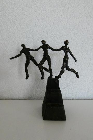 Beeldje brons van drie mensen hand in hand op een trap beschikbaar voor biedingen