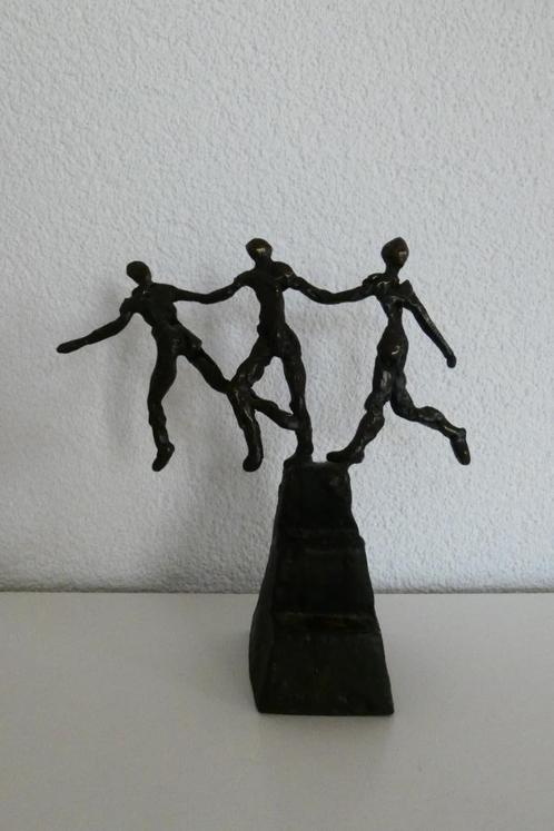 Beeldje brons van drie mensen hand in hand op een trap, Antiek en Kunst, Kunst | Beelden en Houtsnijwerken, Ophalen of Verzenden