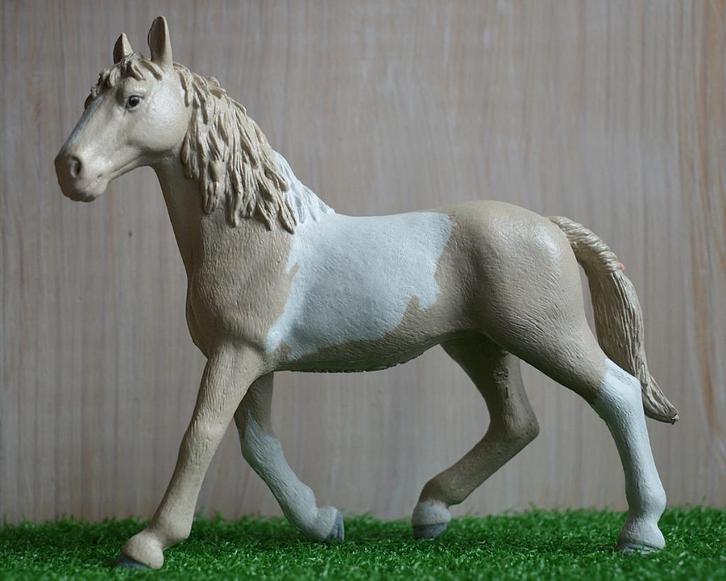 schleich paard repaint "Venieta", Verzamelen, Dierenverzamelingen, Zo goed als nieuw, Beeldje of Figuurtje, Paard, Ophalen of Verzenden