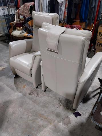 2 mooie stoelen van prominent te koop bij YouCycle Enschede  beschikbaar voor biedingen