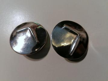 Paar zilverkleurig ronde moderne oorbellen beschikbaar voor biedingen