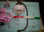 BURO LAMPJE ANTIEK MET ROSE KELKJE VAN OPALINE GLAS., Antiek en Kunst, Antiek | Lampen, Ophalen of Verzenden