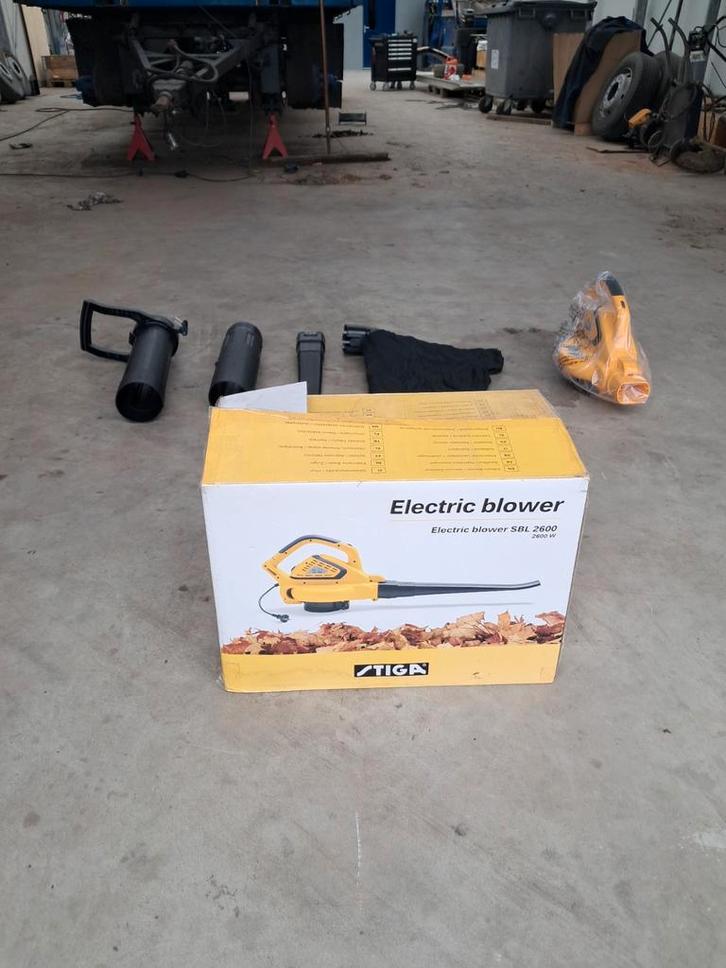 Stiga Bladblazer SRL 2600 - nog nooit gebruikt., Tuin en Terras, Bladblazers, Zo goed als nieuw, Handgedragen, Elektrisch, Met opvangzak