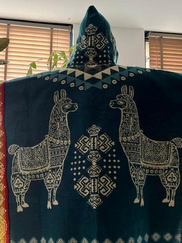 Unieke Alpaca Poncho wit-blauw beschikbaar voor biedingen
