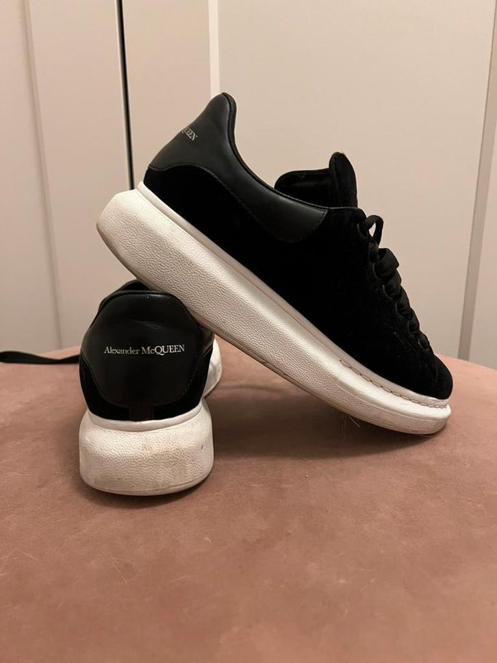 Alexander McQueen sneakers zwart velvet dames 37, Kleding | Dames, Schoenen, Zo goed als nieuw, Sneakers of Gympen, Zwart, Ophalen