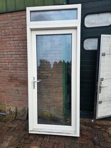 Kunstof achterdeur met bovenraam beschikbaar voor biedingen