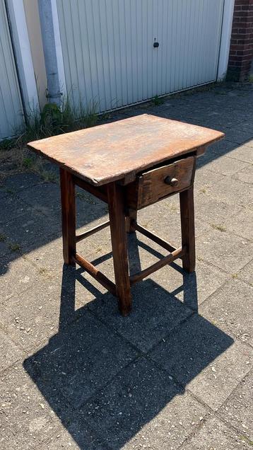 Oud Houten Bijzettafeltje met Lade beschikbaar voor biedingen