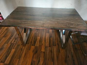 GRATIS EETTAFEL  beschikbaar voor biedingen