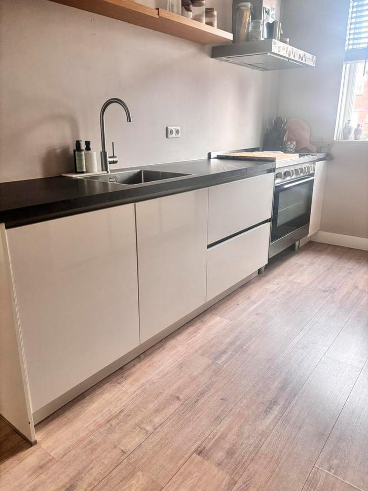 Nog zeer nette keuken incl inbouwapparatuur, Huis en Inrichting, Keuken | Complete keukens, Gebruikt, Hoekkeuken, Crème, Kunststof