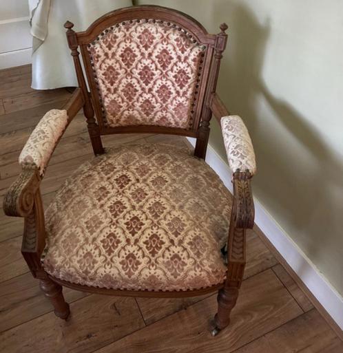 Antieke Stoel met Bewerkte Details en Wieltjes aan de Poten, Antiek en Kunst, Antiek | Meubels | Stoelen en Banken, Ophalen of Verzenden