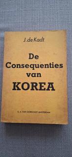 De Consequenties van Korea - J. de Kadt, Gelezen, Ophalen of Verzenden, Landmacht, 1945 tot heden
