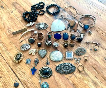 Zilveren ringen en broches beschikbaar voor biedingen