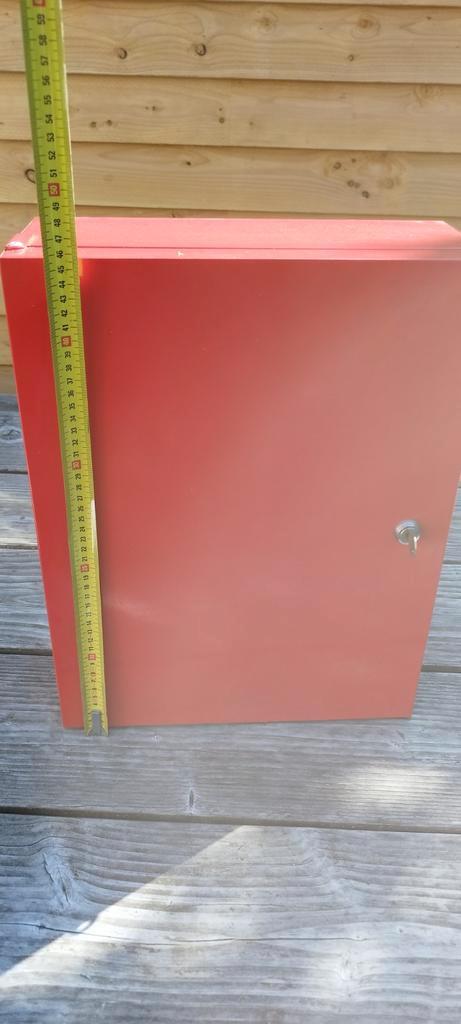 Metalen kastje met slot - Rood, Antiek en Kunst, Antiek | Meubels | Kasten, Ophalen