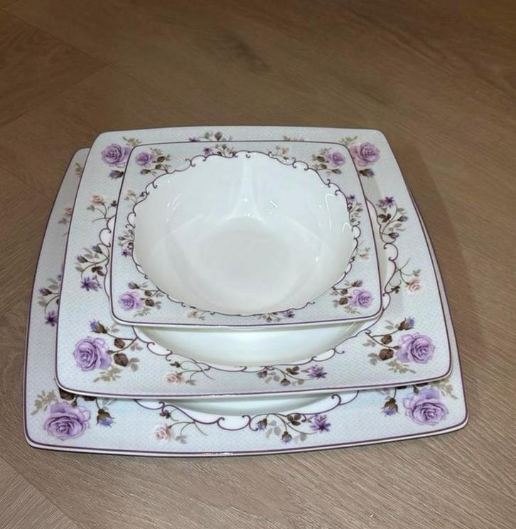 Porseleinen serviesset COMPLEET, Huis en Inrichting, Keuken | Servies, Zo goed als nieuw, Kop(pen) en/of Schotel(s), Overige stijlen