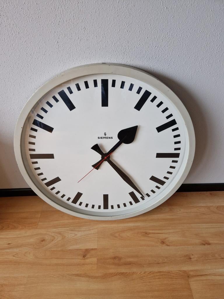 Vintage Siemens stationsklok ⚠️ GROOT 70 ⚠️ cm., Ophalen, Gebruikt, Analoog, Wandklok