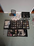 Bedeltjes,kettingen,armbandjes,oorbellen,broches, Overige materialen, Zo goed als nieuw, 4 bedels of meer, Ophalen