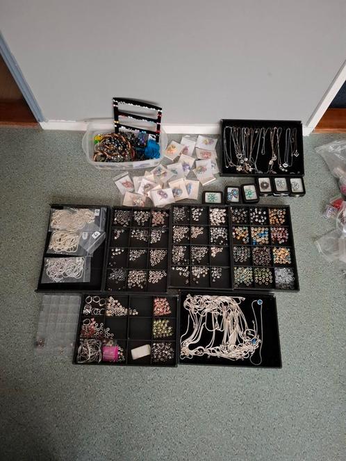 Bedeltjes,kettingen,armbandjes,oorbellen,broches, Sieraden, Tassen en Uiterlijk, Bedels, Zo goed als nieuw, Overige merken, Overige materialen