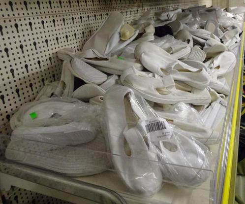 NIEUW Partij van 100 paar Turnschoentjes in diverse kleuren, Kinderen en Baby's, Kinderkleding | Schoenen en Sokken, Nieuw, Sokken