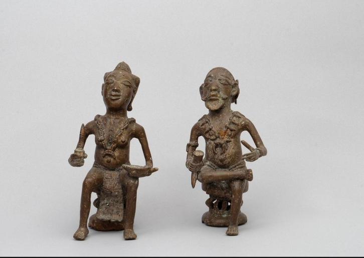 Twee bronzen Afrikaanse figuren (Benin/Yoruba stijl), 20 cm, Antiek en Kunst, Antiek | Koper en Brons, Ophalen of Verzenden