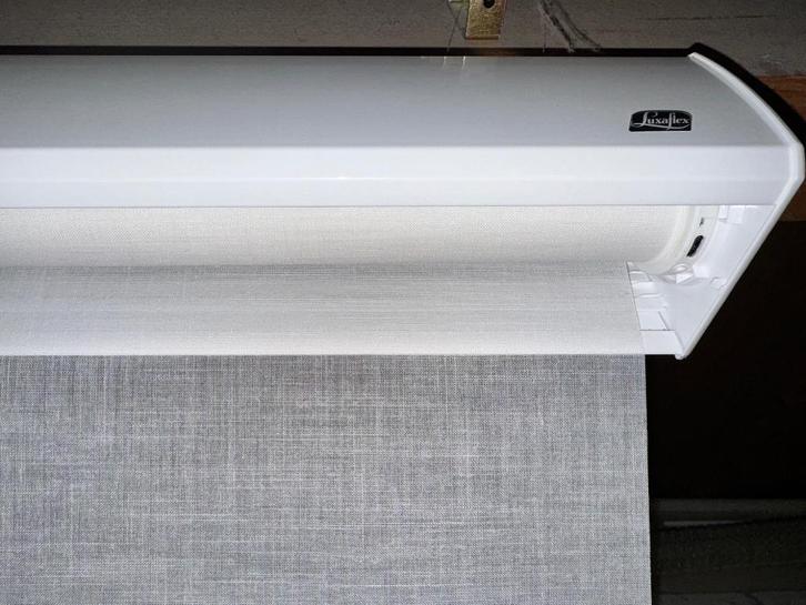 Rolgordijn elektrisch Luxaflex (splinternieuw), Huis en Inrichting, Stoffering | Gordijnen en Lamellen, Nieuw, 200 cm of meer