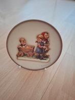 Goebel Hummel. Miniatuur bordje 887 incl standaard en doosje, Ophalen of Verzenden, Zo goed als nieuw, Hummel