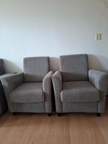 Twee grijze fauteuils beschikbaar voor biedingen
